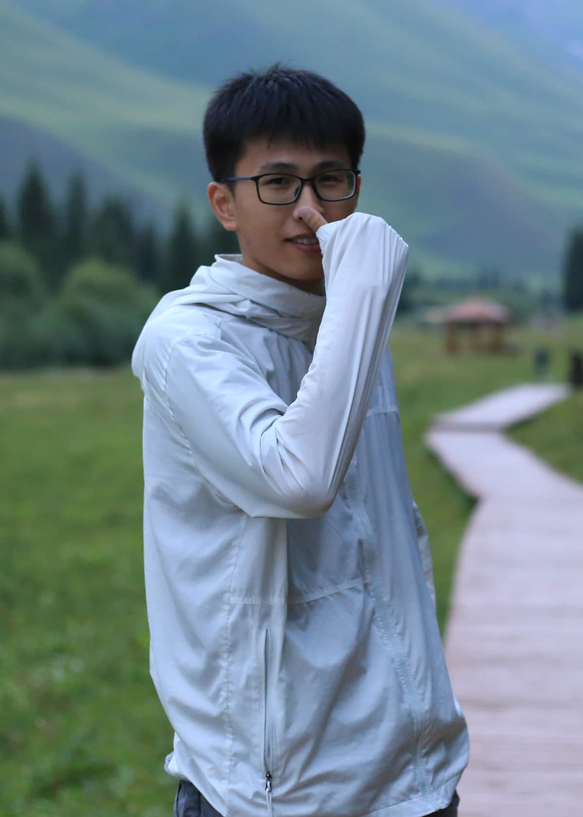 丁开心，站在山谷步道旁